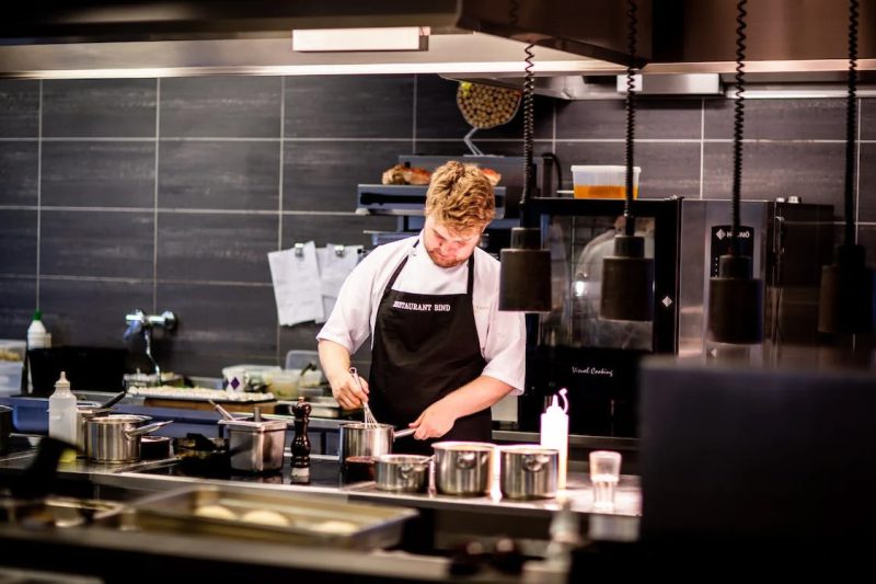 Kucharz przy stanowisku w kuchni restauracyjnej